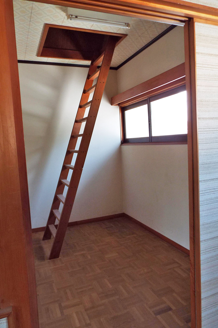 屋根裏収納
