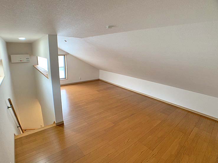 屋根裏収納