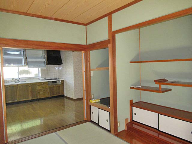 和室からキッチンを見る1