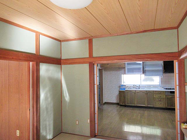 和室からキッチンを見る2