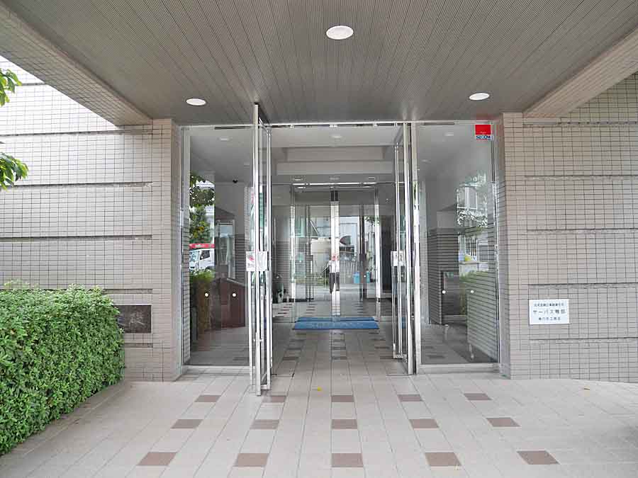 サーパス鴨部玄関